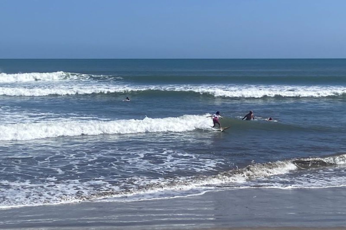 100 Peselancar Jaga Keasrian Pantai Kuta Legendaris