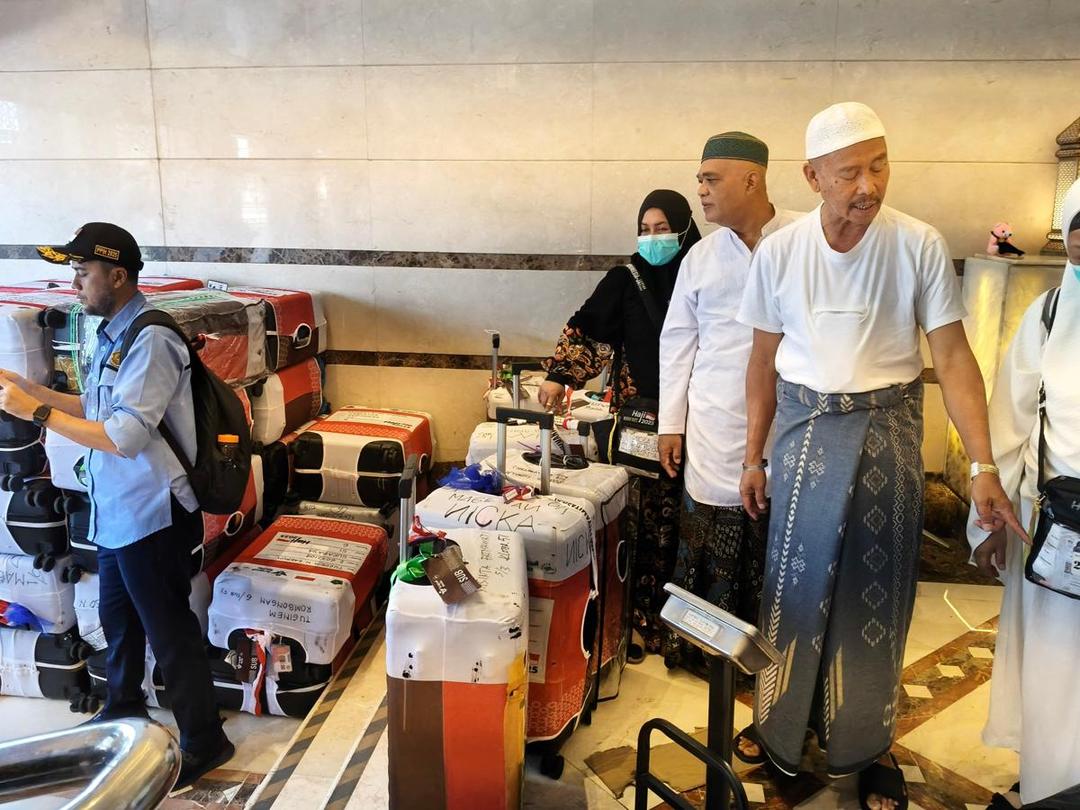 Jemaah Haji Surabaya Tertahan Perang: Kepulangan Tertunda Dua Kloter