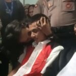 Kecupan Kakak Tenangkan Vadel Badjideh Hadapi Sidang Berat