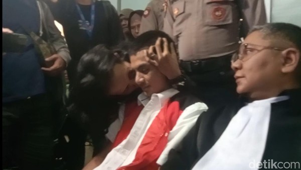 Kecupan Kakak Tenangkan Vadel Badjideh Hadapi Sidang Berat