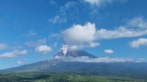 Semeru Erupsi Dahsyat: Letusan Ratusan Meter, Lima Kali!