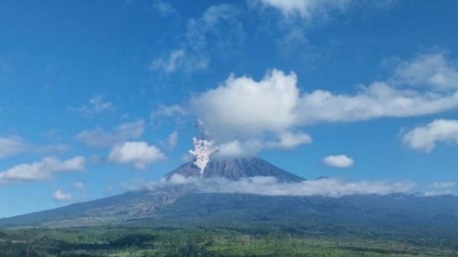 Semeru Erupsi Dahsyat: Letusan Ratusan Meter, Lima Kali!